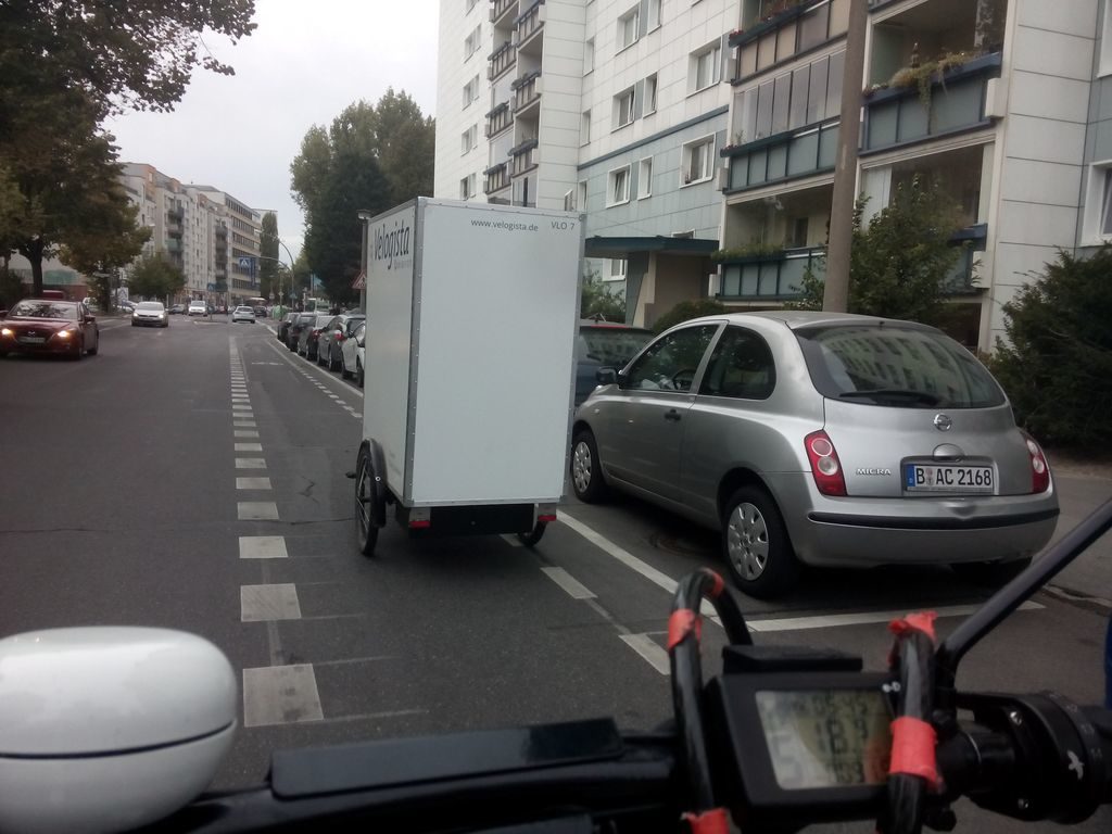 Person auf einem Cargobike wie ein Fahrrad