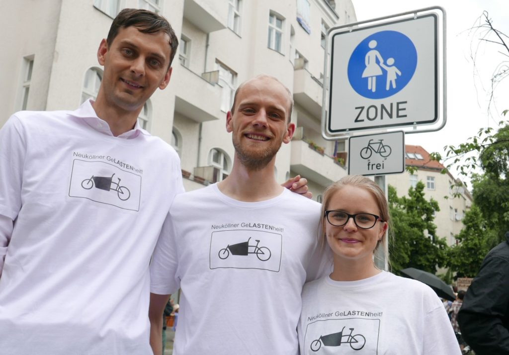 Neuköllns Bezirksbürgermeister Martin Hikel (SPD) mit seinem Radverkehrsteam Christian Göttsche und Denise Schröter (v.l.n.r) bei Einweihung Cargobike-Parkplätze im Juni 2019.