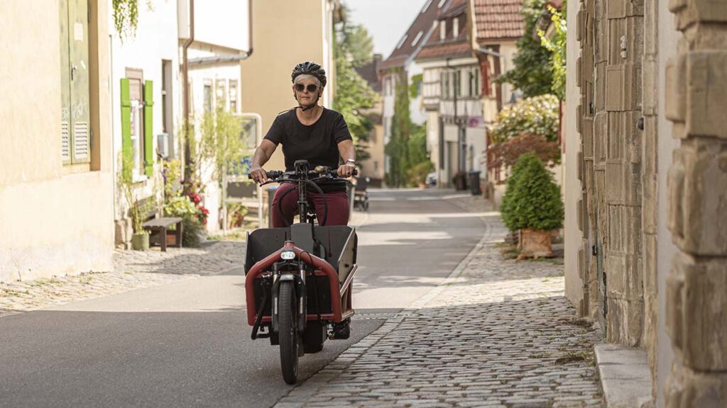 Frau testet Riese und Müller Load Lastenrad, Cargobike Roadshow